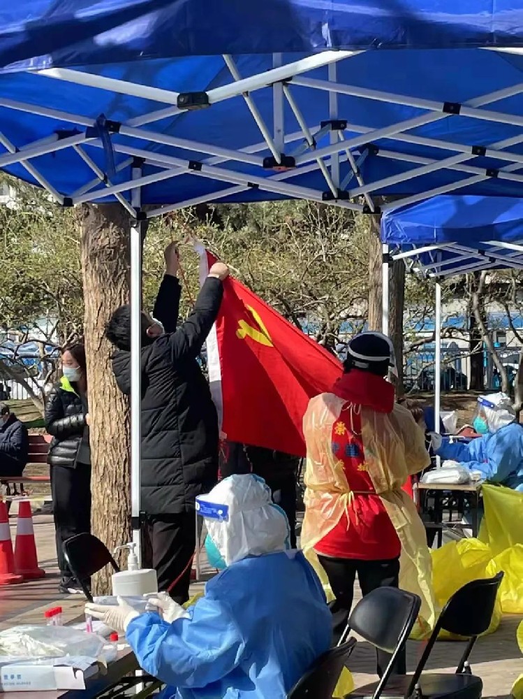 致敬社區(qū)工作者“您們辛苦了！” ——大龍集團(tuán)黨委為核酸檢測(cè)工作人員送溫暖